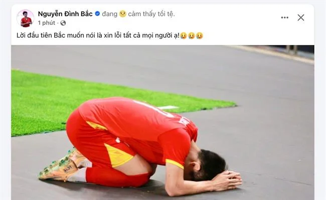 Trận đấu bóng đá sôi động với cầu thủ đang tranh bóng